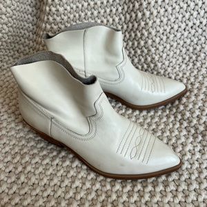 Treasure & Bond White cowgirl booties